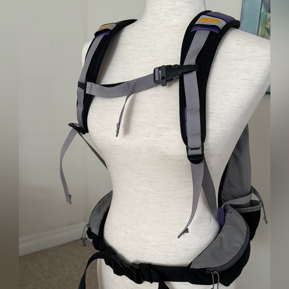 GoLite VO24, an ultralight hiking daypack specifically designed for Women - Picture 8 of 11